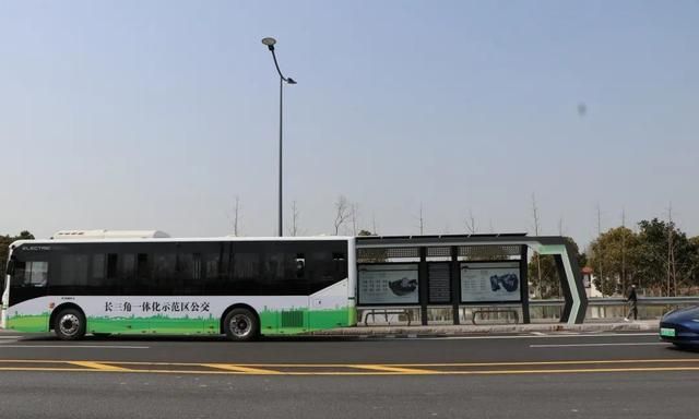 吳江新型綠色環(huán)保太陽能智能候車亭問世