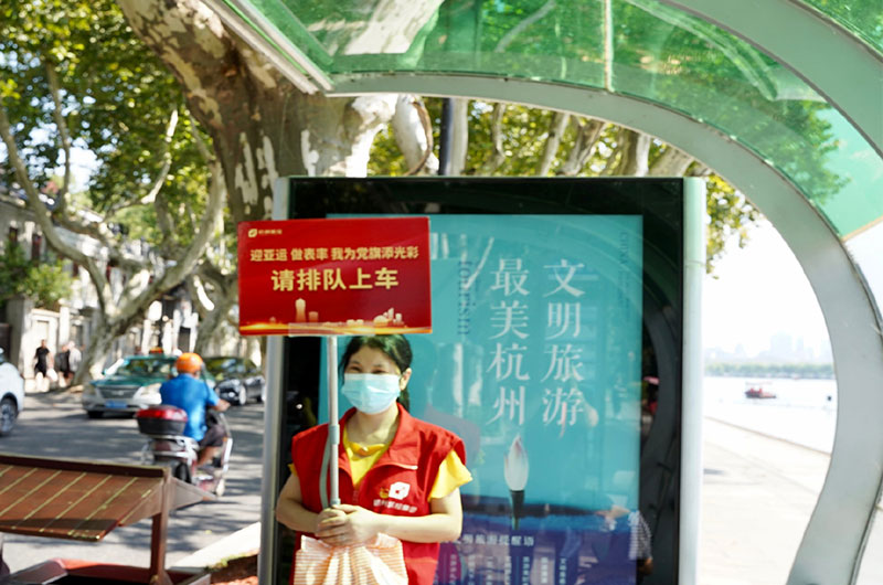 打造城市文明形象這些公交站臺(tái)志愿者真棒